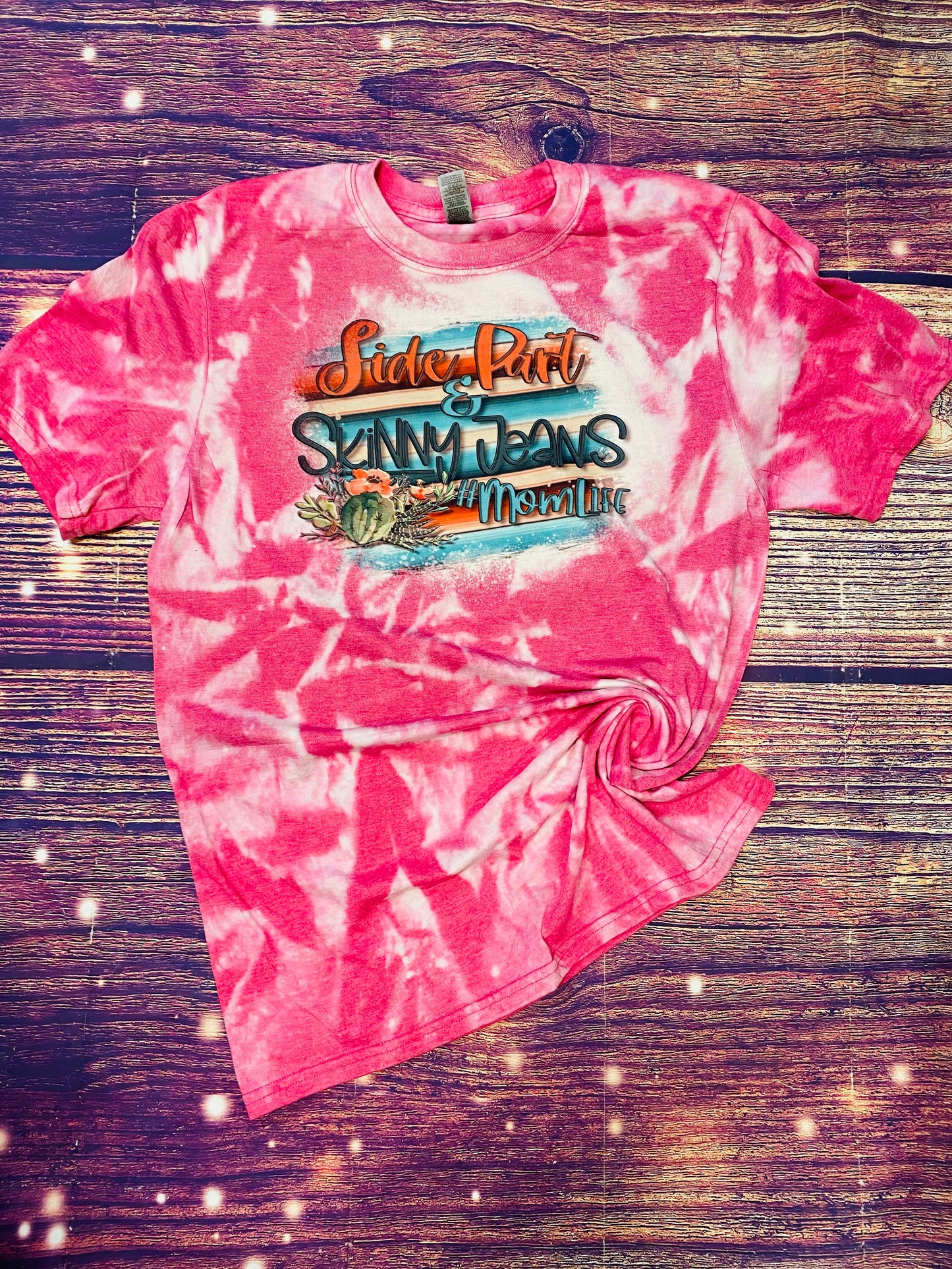 Side part skinny jeans MomLife bleach tee